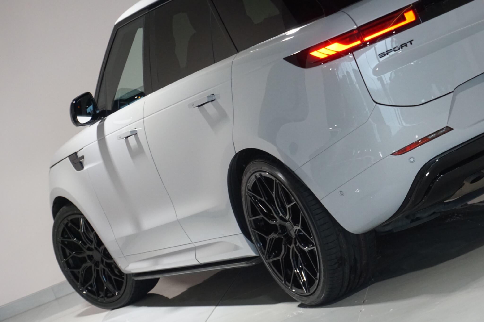 Land Rover Range Rover Sport 3.0 D300 MHEV Dynamic SE SUV 5dr Diesel Auto 4WD Euro 6 (s/s) (300 ps)
